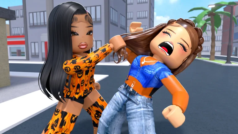 Visuel officiel de Baddies : dans une rue de ville bordée d’immeubles et de palmiers, une joueuse aux longs cheveux noirs, en tenue orange à motifs de citrouilles, tire les cheveux d’une autre joueuse en jean qui crie, les yeux fermés.